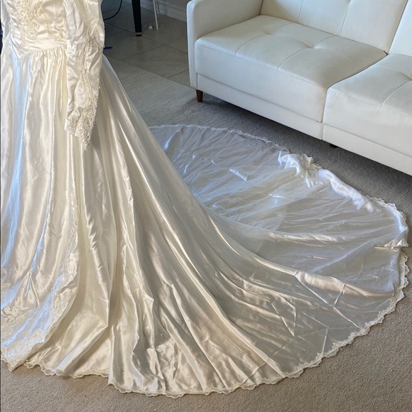 Elegant Vintage Ivory Lace Wedding Gown - Picture 3 of 16